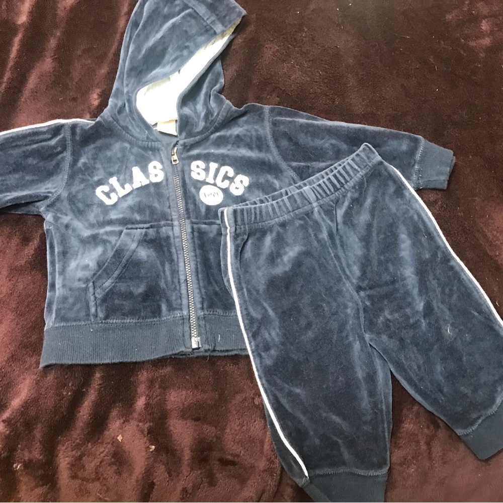 Boys 2 piece sweatsuit. Size 4-6 months.